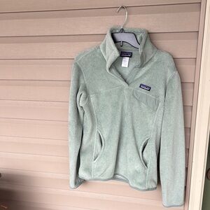 Patagonia Green Teddy Jacket with High Collar and Partial Zipper